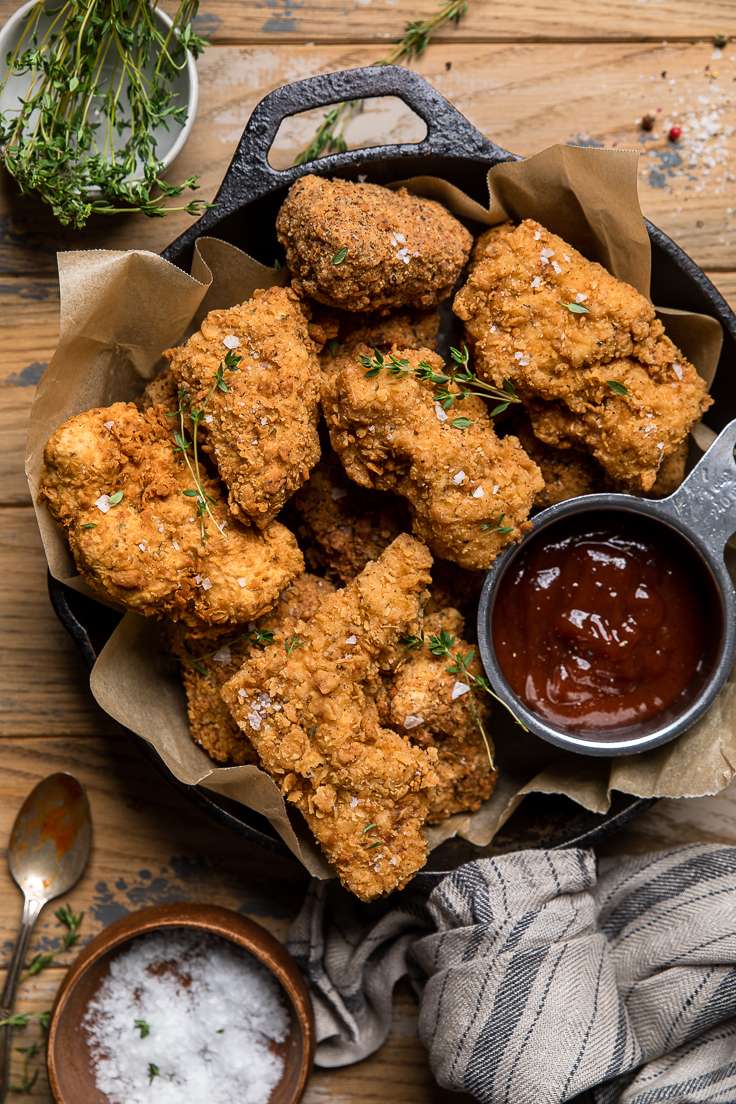 A skillet of cooked vegan fried chicken. 