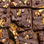 Gesunde vegane Brownies aus schwarzen Bohnen und Walnüssen.