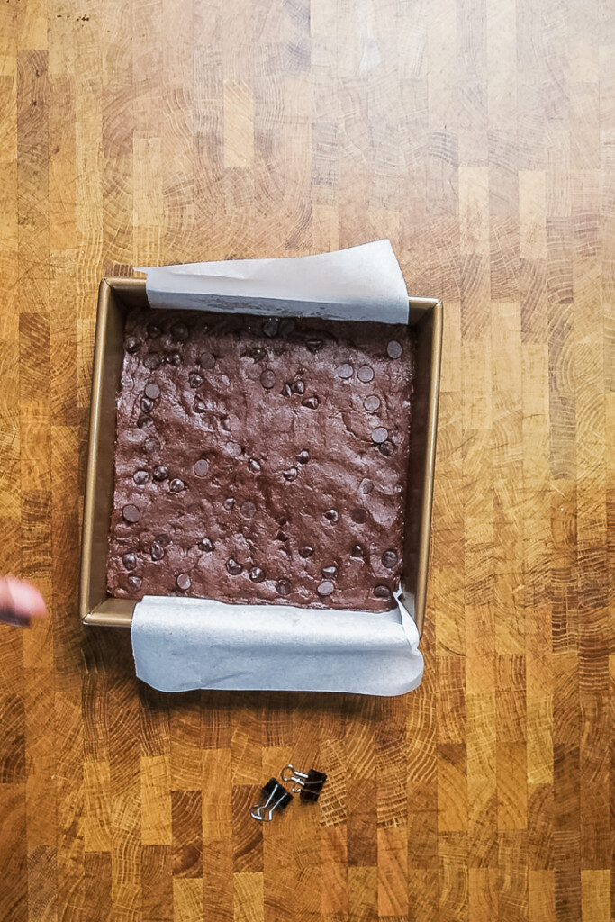 eine Auflaufform mit gesundem, ungebackenem veganem Brownie-Teig aus schwarzen Bohnen.