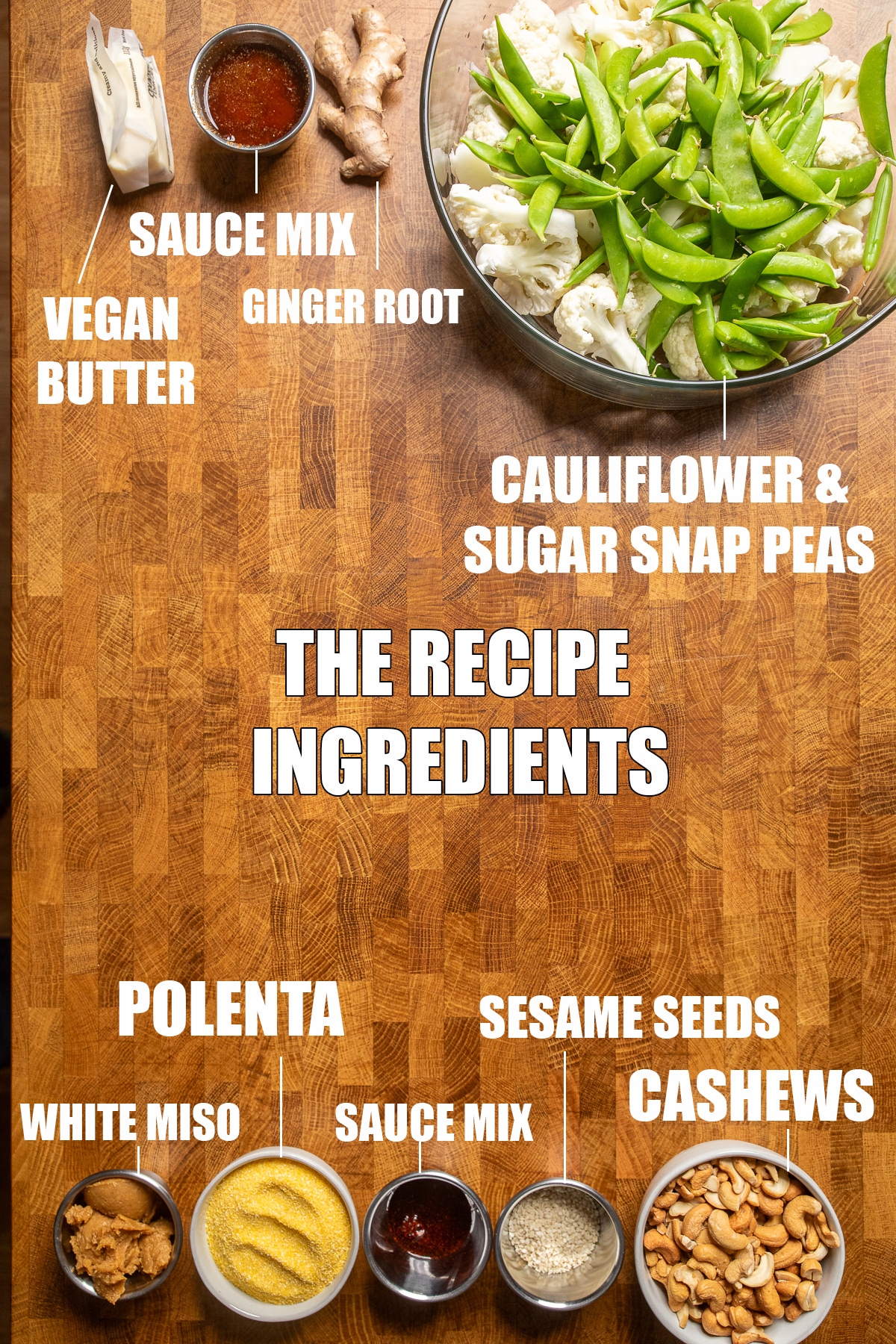 Zutaten für eine Schüssel cremige Polenta mit geröstetem Gemüse.